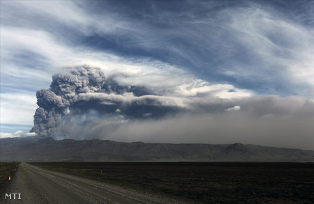 Izlandon az Eyjafjallajökull vulkán újabb hamufelhő lövellt (Fotó: Göncző Viktor)