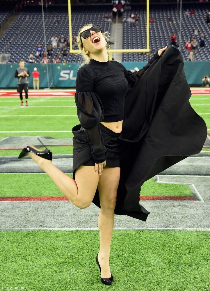 Az első szett, még a pálya mellett: Gaga kis feketében ünnepli az amerikai sporttörténelmet.