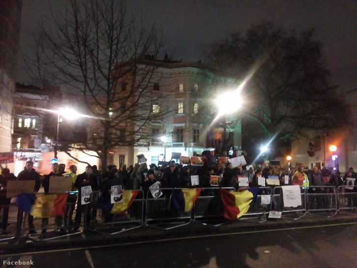 Románia londoni nagykövetsége előtt is tüntettek