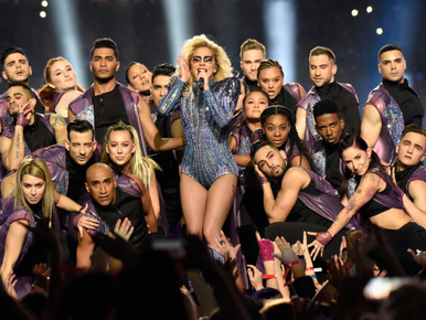 Lady Gaga tüzes-bugyis Super Bowl show-ja nem tériszonyosoknak való