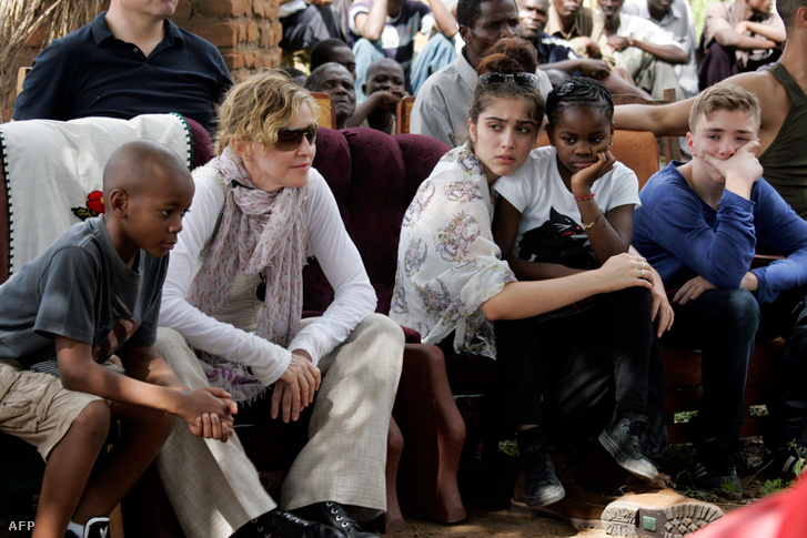 Madonna saját- és örökbe fogadott gyerekeivel Malawiban
