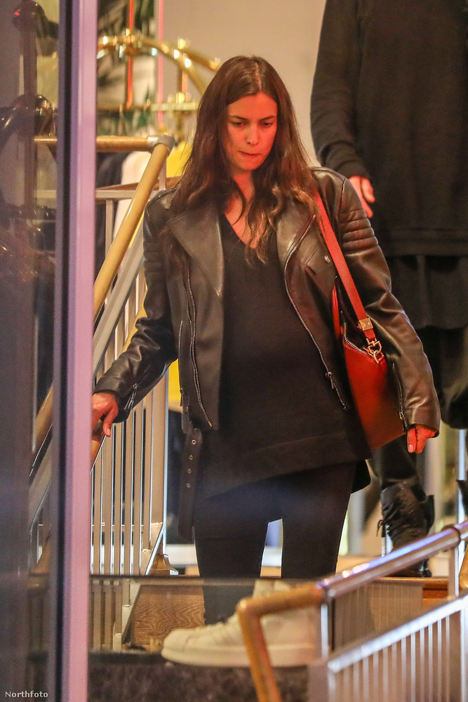 Bradley Cooper barátnőjét a napokban egy bevásárlóközpontban kapták el a lesifotósok nagy pocakkal