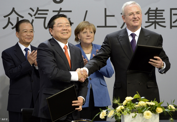 Angela Merkel német kancellár, Ven Csia-pao korábbi kínai miniszterelnök, Martin Winterkorn és Hszü Csien-ji a wolfsburgi Volkswagen gyárban, 2012-ben