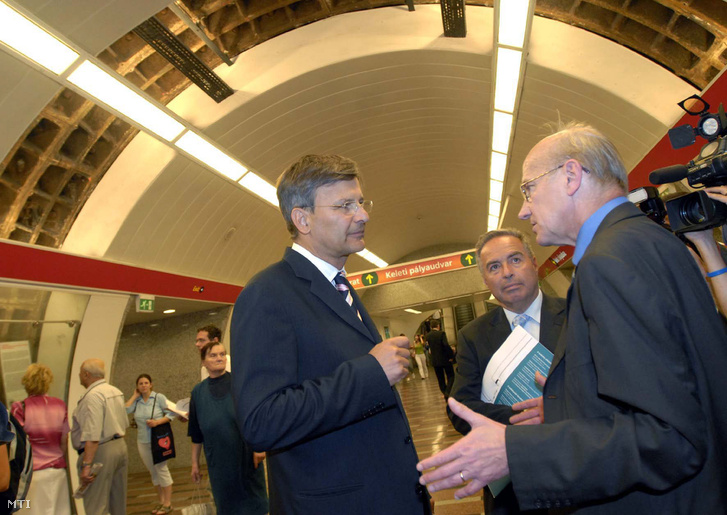 2007. május 25. Demszky Gábor főpolgármester (k) és Gulyás László a BKV Zrt - DBR Metró projekt igazgatója (j) a 2-es metró új lejáratának avatásán a Baross téren.
