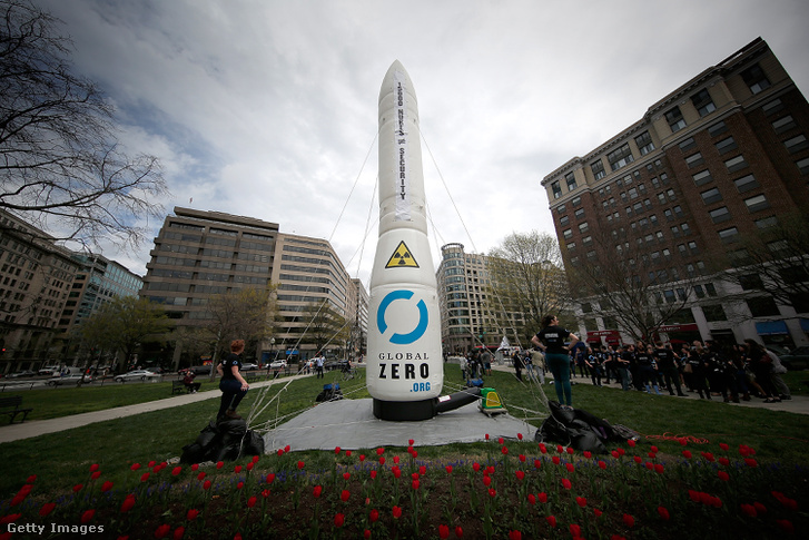 Egy nukleáris rakétát ábrázoló felfújt ballon a nukleáris fegyverek elleni tiltakozáson Washingtonban, 2016 áprilisában
