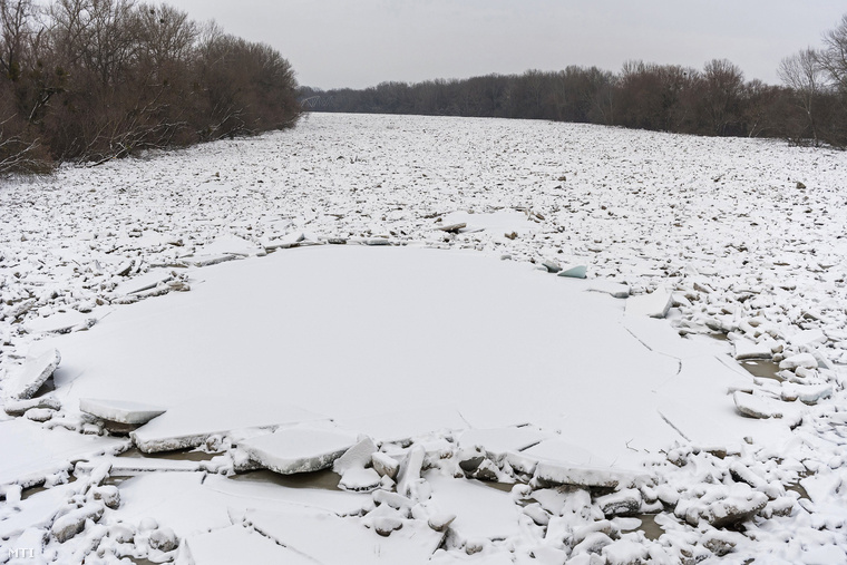 Egy gigantikus jégkásává változott a Tisza Záhonynál, a magyar-ukrán határátkelő közelében