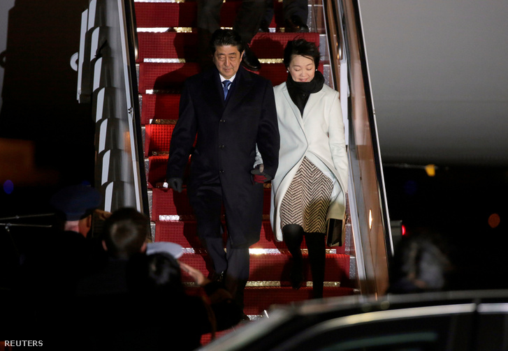 A japán miniszterelnök és felesége megérkezése Washingtonba