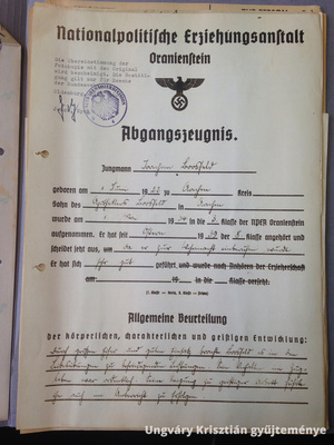 Joachim Boosfeld érettségi dokumentuma, amelyet a Nemzetpolitikai Nevelőintézet nevű, a magyar tisztjelöltképző iskolákhoz hasonló ámde azokhoz képest politikailag indoktrinált intézmény állított ki.