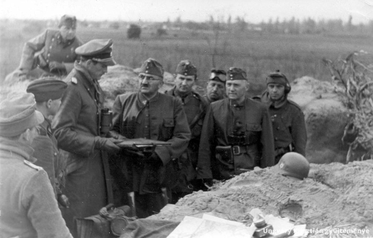 Karl-Heinz Keitel Sturmbannführert, a 17. SS-lovasezred parancsnokát a Vecsés-Dunaharaszti közt húzódó frontszakaszon 1944 november közepén Beregfy Károly honvédelmi minisztert fogadja.