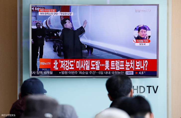Egy szöuli vasútállomáson figyelik az utasok az észak-koreai rakétakilövést