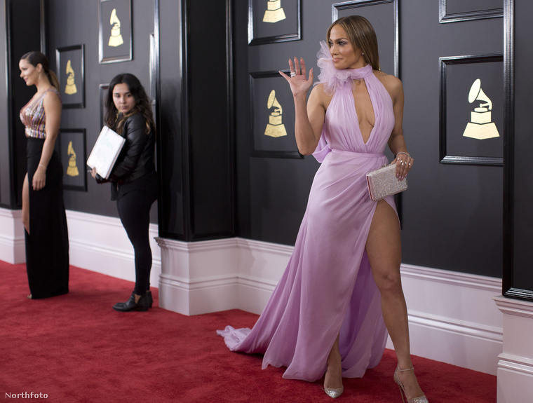 Jennifer Lopez egy levendulaszínű, tüll Ralph & Russo darabban érkezett