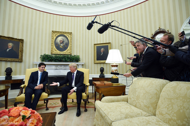 Nézze meg, itt például Trudeau milyen arccal mered Trump tenyerére kézfogás előtt! Csak nem a sötét jövőt látja benne? Vagy csak ő tudja, hogy az amerikai elnök előre beleköpött?