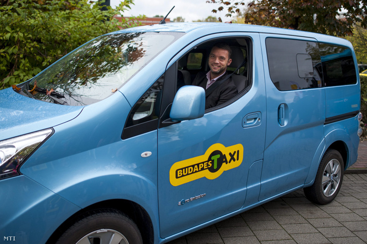 Szeneczey Balázs főpolgármester-helyettes ül egy taxiban a főváros első elektromos autók és taxik villámtöltésére alkalmas e-taxi drosztjának átadásán az óbudai Graphisoft Parkban 2014. október 21-én.