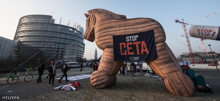 Tüntetők egy felfújt trójai falóval tiltakoznak a Európai Unió és Kanada között létrejött szabadkereskedelmi és partnerségi megállapodás (CETA) ellen az Európai Parlament strasbourgi épülete előtt 2017. február 15-én.