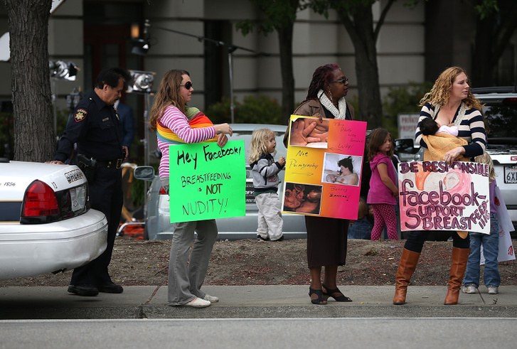 A szoptatós képeket letiltó Facebook ellen tüntető amerikai anyák