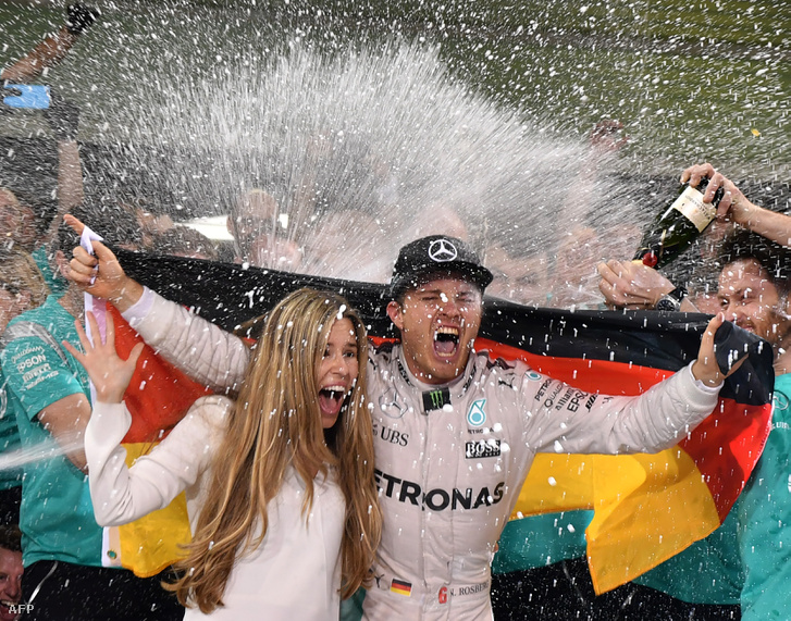 Nico Rosberg és felesége, Vivian Sibold ünnepelnek az Abu-Dzabi Nagydíj után 2016. november 27-én