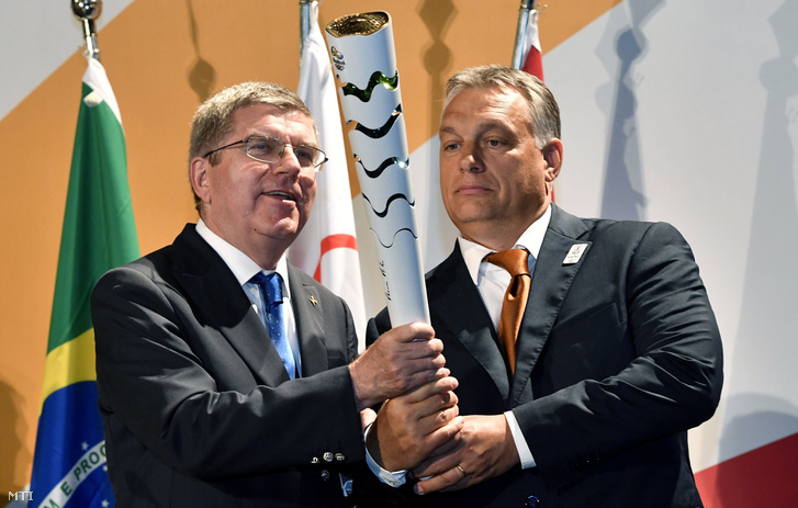 Thomas Bach a Nemzetközi Olimpiai Bizottság elnöke egy olimpiai fáklyát ajándékoz Orbán Viktor miniszterelnöknek a riói Magyar Házban 2016. augusztus 19-én.
