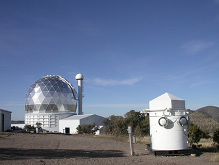 z SN 2007if vizsgálatában részt vevő texasi távcsövek, a 45 cm átmérőjű ROTSE-IIIb robotteleszkóp (elől) és a 9,2 méteres Hobby-Eberly Teleszkóp (HET) kupolái (http://rotse.net)