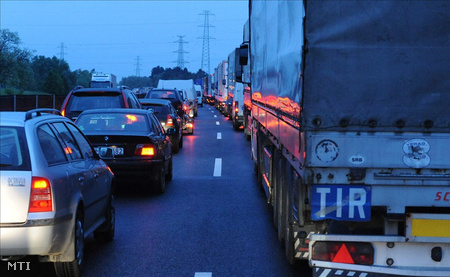 Torlódó járműoszlop Győr határában az M1-es autópályán 19-én este