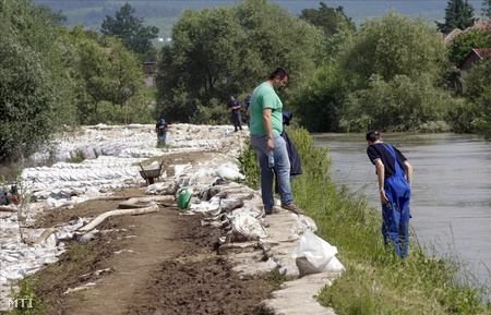 2010. május 22.: Edelényi lakosok vizsgálják az apadó Bódva patak gátjának állapotát. (Fotó: Vajda János)