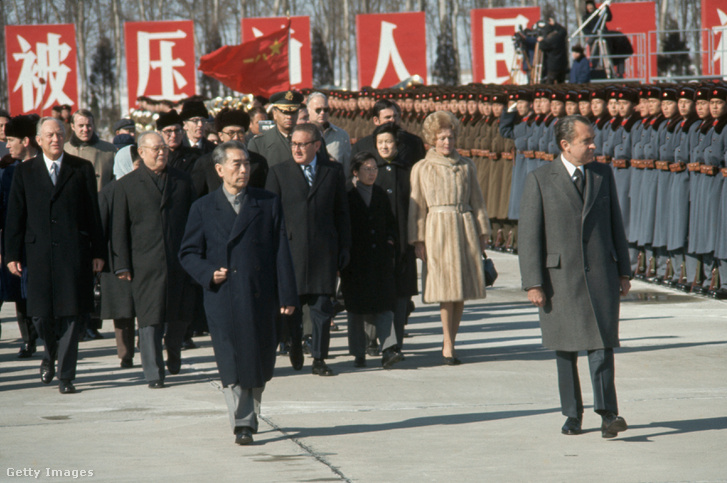 Nixont katonai tiszteéetadással fogadták (balra Csou En-laj, jobbra Nixon)