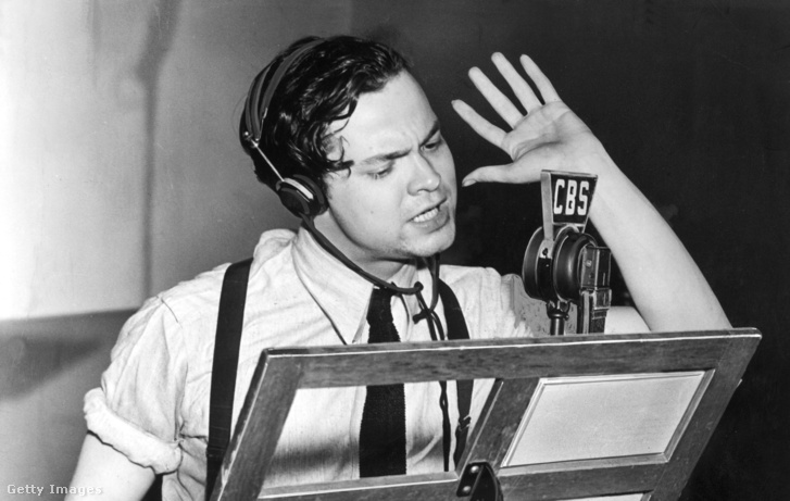 Orson Welles a Világok harca rádiójáték előadása közben