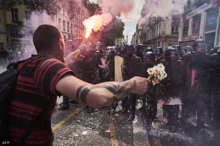 A tavalyi év egyik emblematikus képe a franciaországi gazdasági reformtervezetek elleni tüntetésekről.