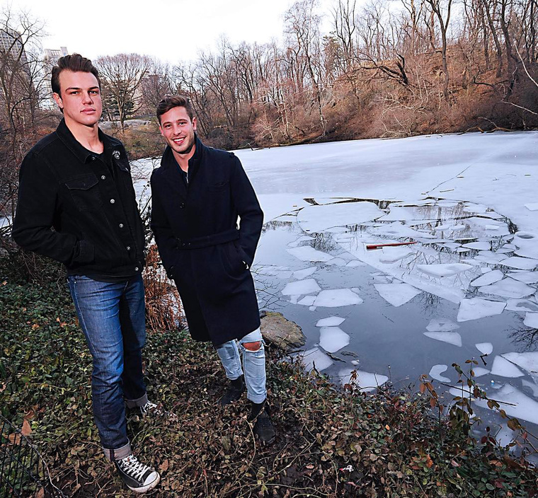 Bennett Jonas (balra) és Ethan Turnbull a tóval a háttérben