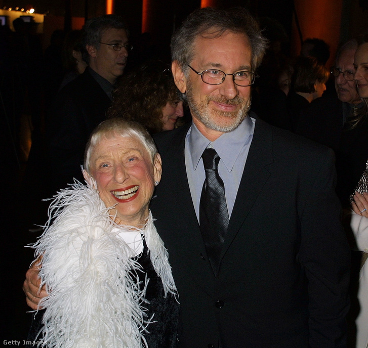 Steven Spielberg és édesanyja a Shoah Foundation's Humanity Through Technology díj gálaestjén a Természettudomáyni Múzeumban, New Yorkban 2001. jan. 10-én