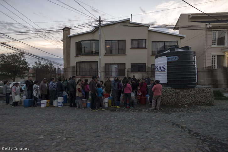 Vízosztásnál sorakozó helyiek a vízművek egyik mobil elosztópontján La Paz külvárosában.