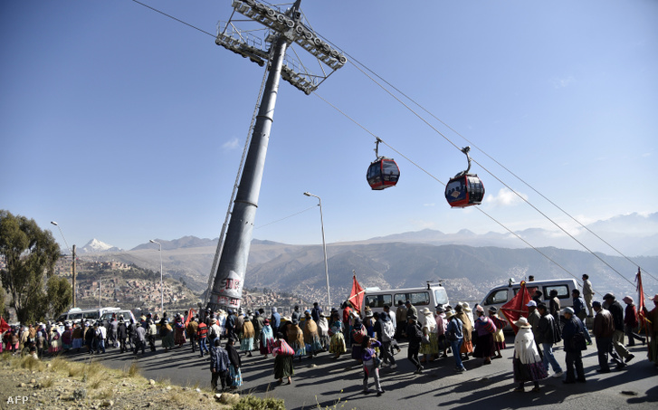 Demonstráció a vízhiány miatt La Paz egyik külvárosi negyedében.
