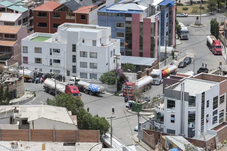 Vízszállító tartálykocsik La Paz egyik negyedében, miután 2016. novemberében szükségállapotot hirdettek a városban a vízhiány miatt.