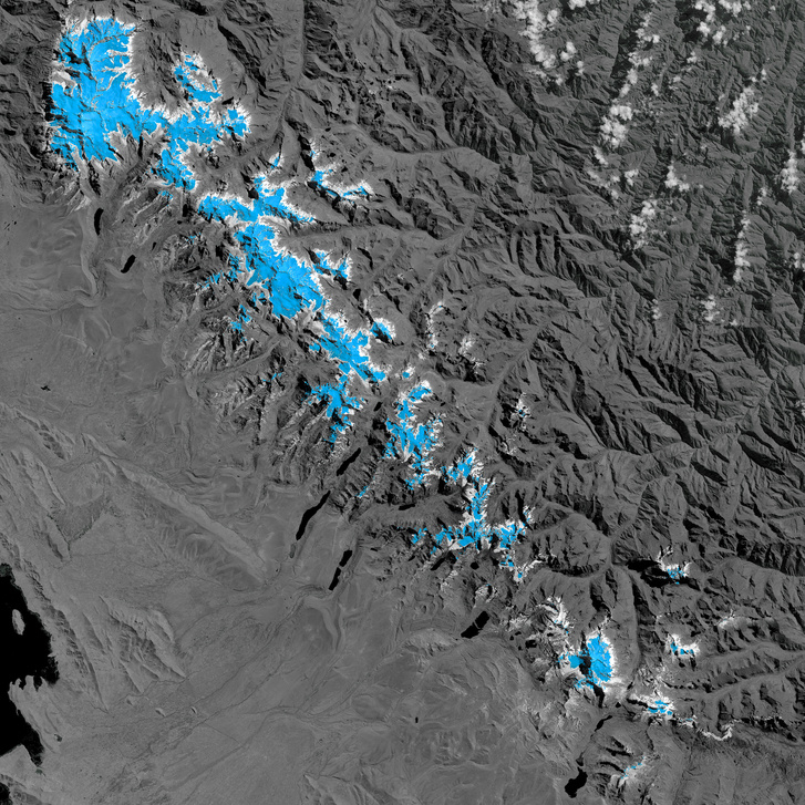 Visszahúzódó gleccserek az Andokban. A fehér terület a gleccserek 1986-os kiterjedését, a kék terület a 2014-re visszahúzódott helyzetüket mutatja.