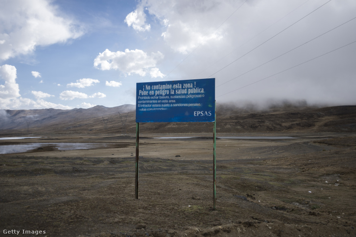 Figyelmeztető tábla egy kiszáradt víztározó előtt, La Paz közelében.