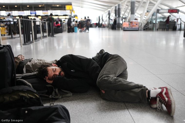Ha nincs más választásunk, egy repülőtéren is lehet aludni.