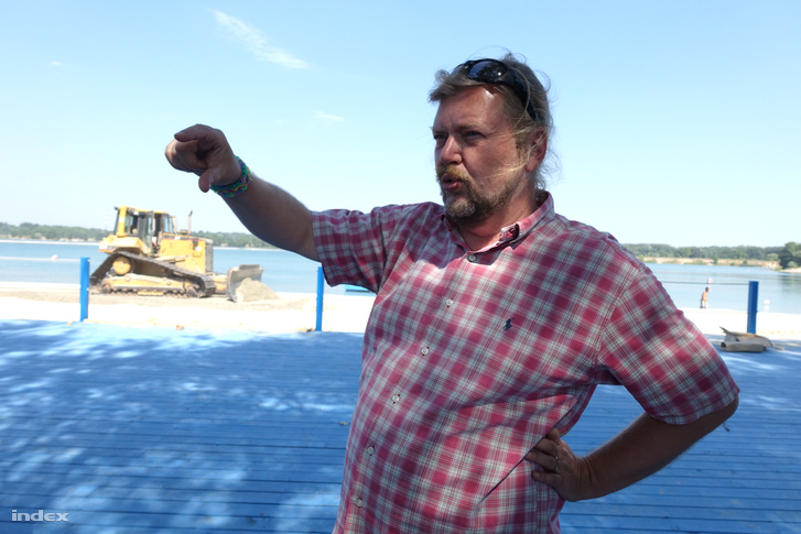 Gerendai Károly a Lupa-tónál épülő strandon tartott sajtóbejáráson, 2016. nyarán.