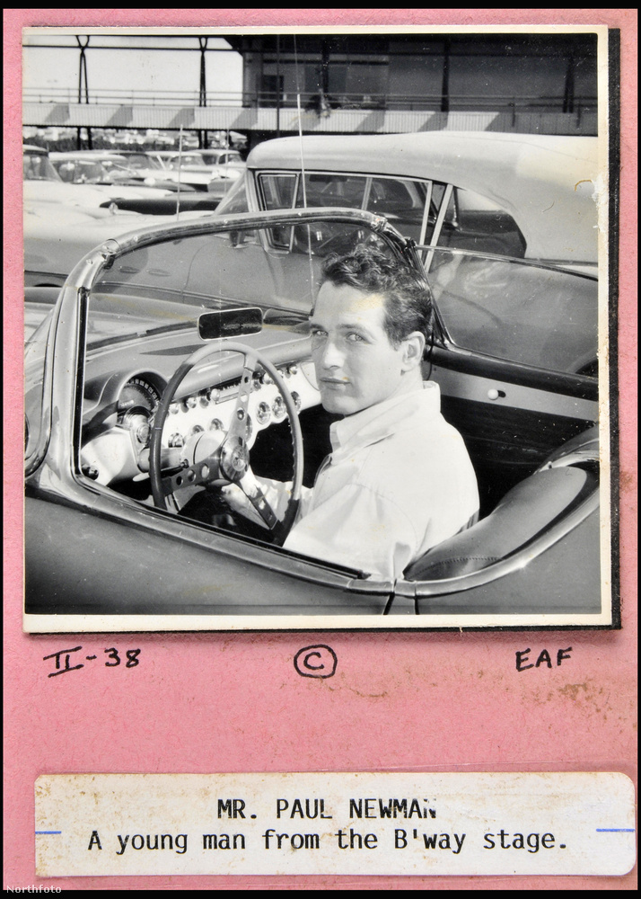 Ő pedig a fiatal Paul Newman, autójában ülve