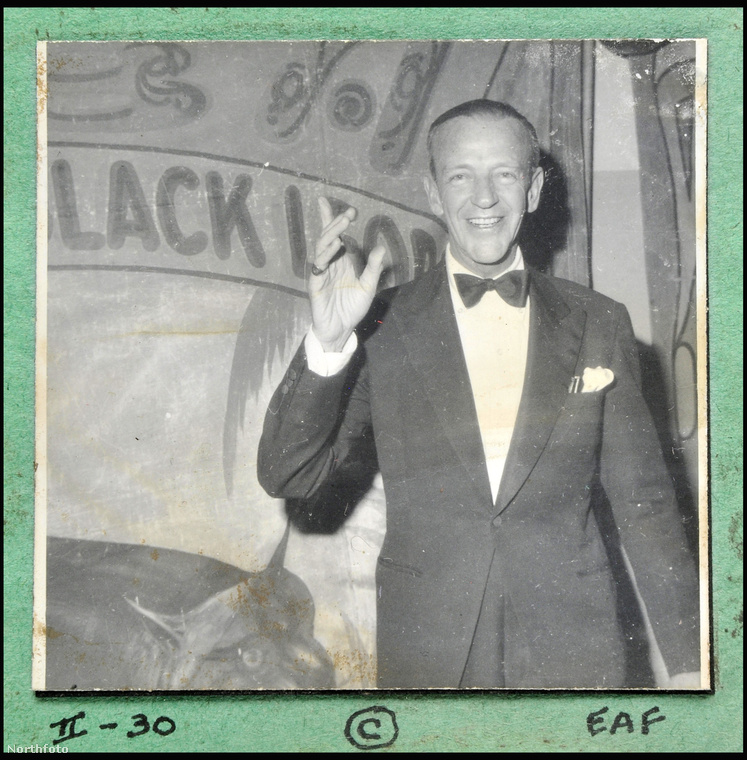 A Broadway történetének egyik legismertebb táncosa és színésze, Fred Astaire vidáman integet a kamerának