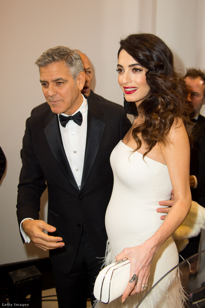 "Nézzétek, tényleg ott vannak a gyerekeim!" - mutatja George Clooney, akiből anyukája szerint remek apa lesz.
