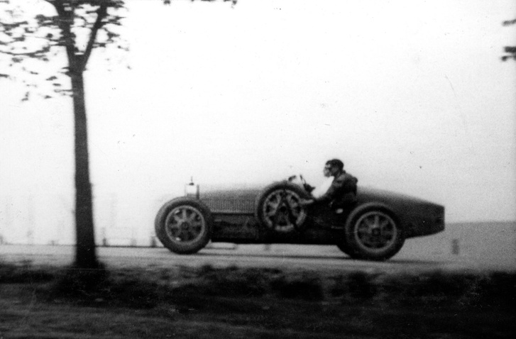 Hartmann László autóversenyző száguld Bugattijával