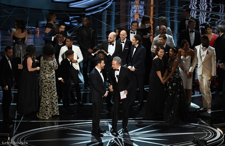 A Holdfény stábja a színpadon, elöl Jimmy Kimmel és Warren Beatty feszengenek.