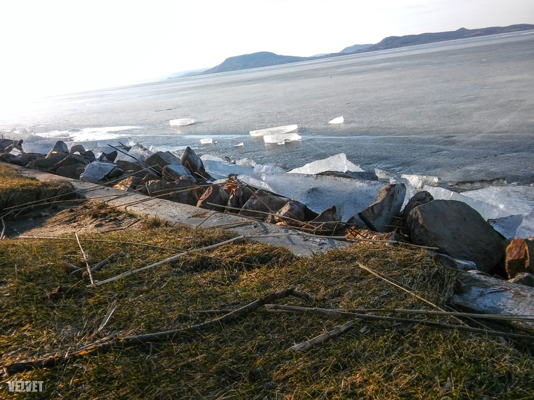 A kemény fagyok után az olvadás lassú, különleges látvány, ahogy a jégtáblák a part szélén feltorlódtak