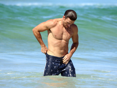 Scott Eastwood megint félbe akarja szakítani az ön napját!
