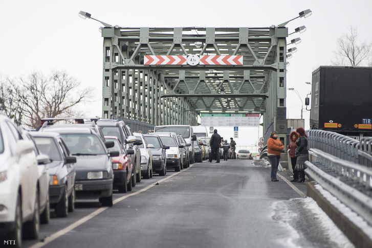 Belépésre váró autósok Záhonynál a magyar-ukrán határon a Tisza-hídon. (Képünk illusztráció!)