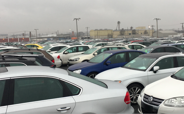 A forgalomból kivont, amúgy hibátlan Volkswagenek várják sorsukat egy elhagyott detroiti stadion parkolójában. Az ok az a környezetvédelmi dízelbotrány, amellyel a Volkswagen ráirányította a világ figyelmét a dízelproblémára