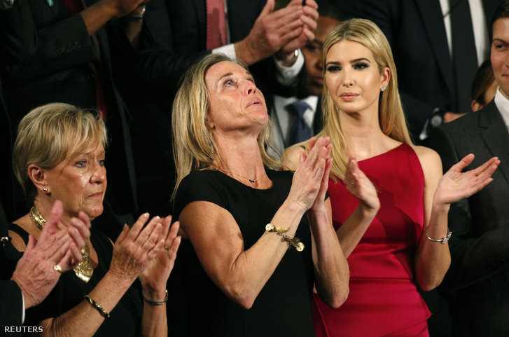 Ryan Owens özvegye a Kongresszusban, Trump lánya mellett hallgatta az elnöki beszédet.