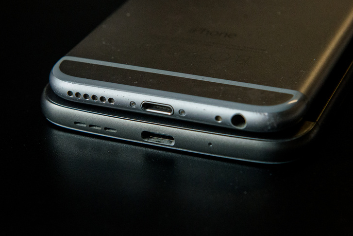 USB-c csatlakozó egy LG telefonon és Lightning egy iPhone 6-oson
