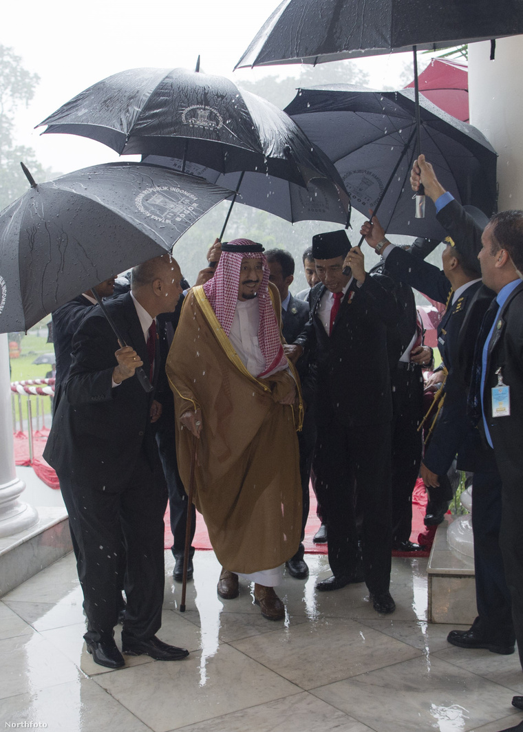 A kép közepén Szaúd-Arábia királya, mellette jobbra az indonéz elnök.