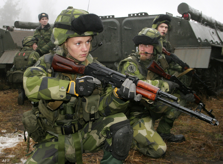 Svéd katonanő egy orosz-svéd hadgyakorlaton 2007-ben