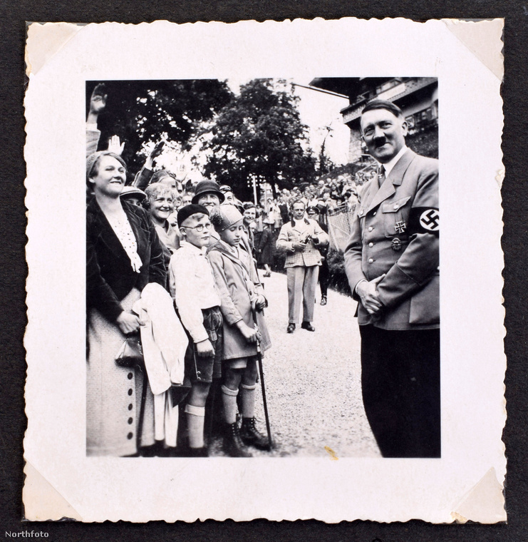 Nézzük meg a képeket közelebbről is, itt például Hitler olyan, mint a diákok között egy jóságos tanárbácsi